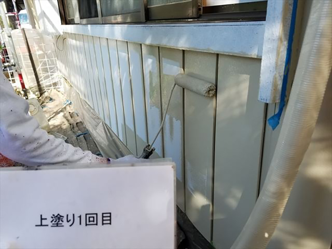 外壁の中塗り施工になります。使用している材料が溶剤ですので、塗り残しや塗り継ぎ目を注意し施工させていただきました。