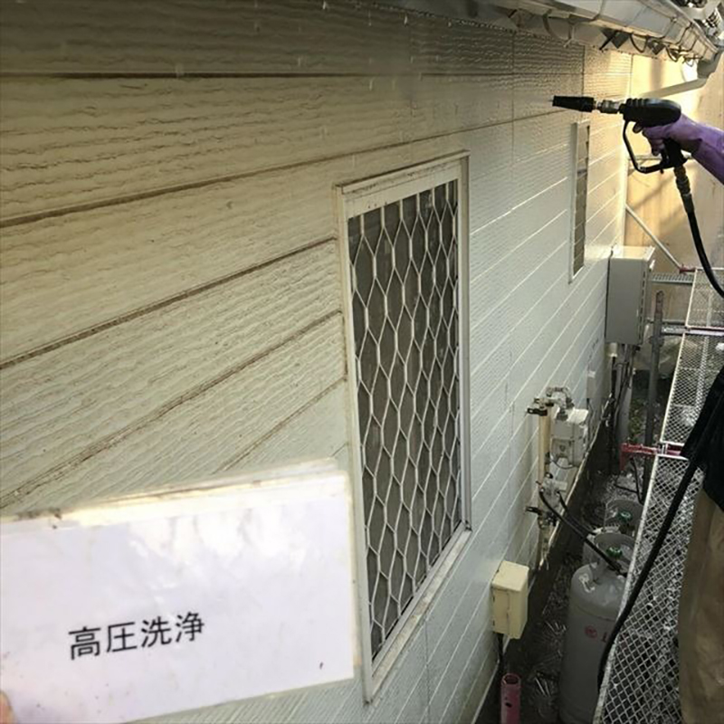 石岡市でお家の塗装工事を行いました。  はじめに塗装を行う部分の高圧洗浄機での水洗いになります。  外壁や付帯部などを洗い流していきます。この際に、サッシや溝などに溜まった埃やゴミやコケなどをしっかり洗い流します。