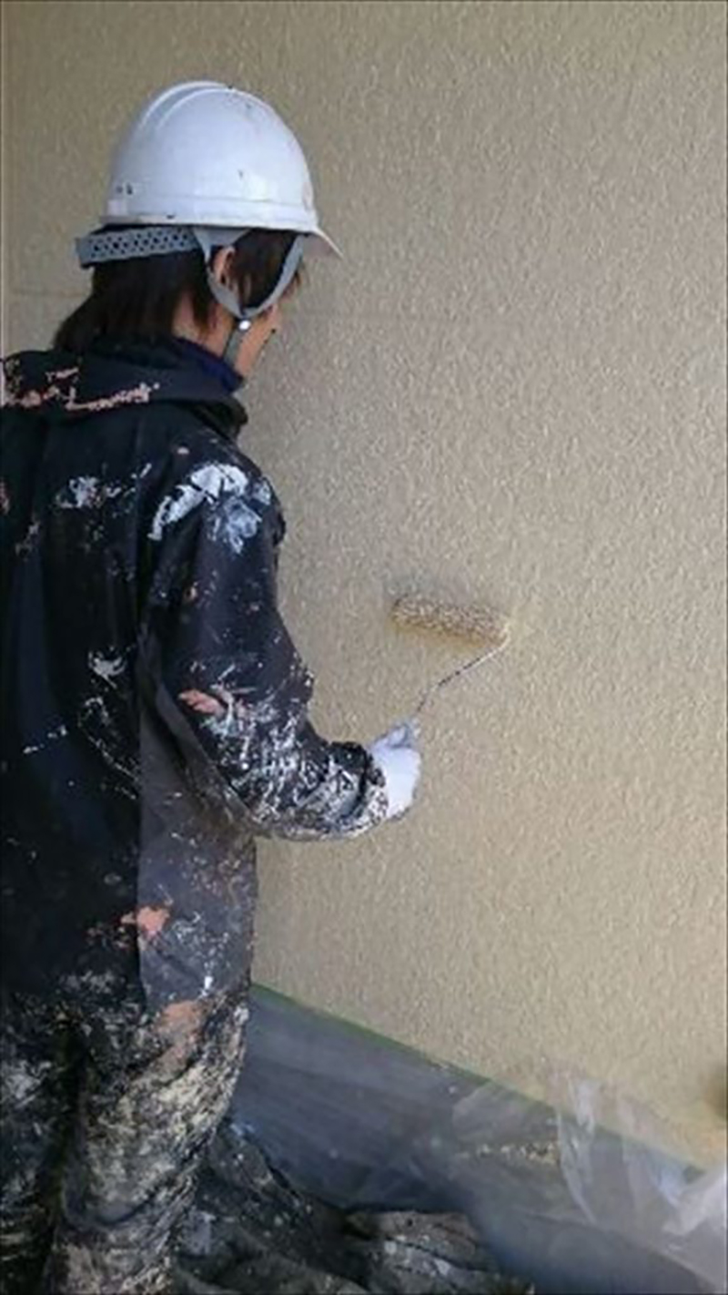 外壁の上塗りです！  乾燥時間と塗布量を守って綺麗に仕上げていきます！  外壁からの雨漏りの心配もなく見た目も綺麗に仕上がりました。