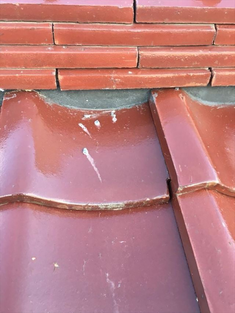 土浦の物件は、屋根が瓦でした。瓦には漆喰の部分があります。漆喰部は経年劣化や雨風で劣化しボロボロに崩れてしまう所があります。  ボロボロに崩れてしまいますと、不安定になり瓦がズレたりぶつかり合い割れたりひび割れをしたりします。そこから雨漏りの原因に繋がってしまったりと危険がついてきます。  漆喰部を補修する事により不安定だった瓦が安定しズレたりとする事がなくなります。今回、足場最大限活用する提案で施工させていただきました。