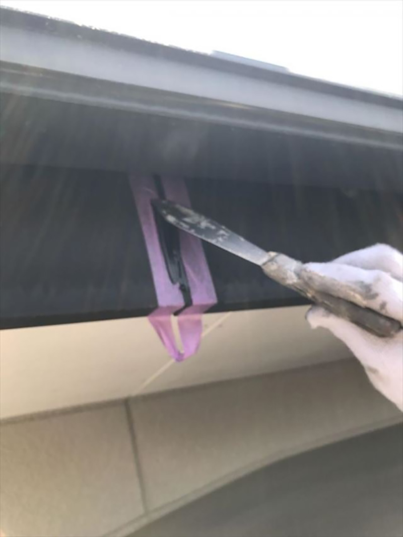 破風板の塗装前にこちらもコーキング打ち替えを行いました。 破風板のコーキングは、場所によっては経年劣化と共になくなってしまうことがあります。 コーキングがなくなっていますと、そこから雨水が侵入し雨漏りの原因になったりとしますのでしっかりと施工いたしました。