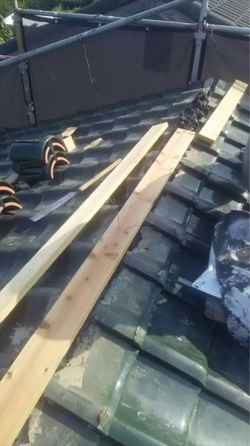 屋根の棟部分が地震によりズレてしまいました。  このズレてしまったままですと雨漏りに繋がってしまいます。  屋根の耐震工事をして棟も新しく取り直しする事になりました！