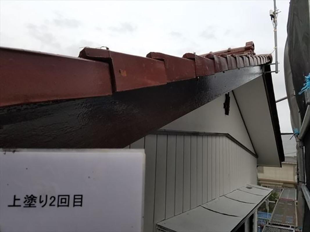 破風板の塗装完了になります。 塗装作業時の注意点守るのはもちろんですが、塗装時は上を向いての作業になります。足元の確認や周囲の確認をしっかり行い作業いたしました。
