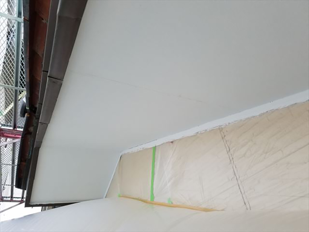 軒天の二回目の塗装完了になります。  軒天は湿気が溜まりやすいので、使用する塗料には防カビの物を使い施工していきます。