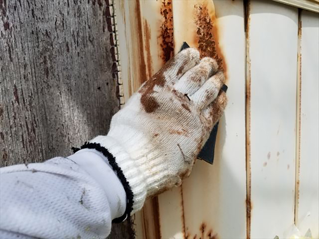 外壁の下処理です！  鉄板サイディングなのでどうしても経年劣化でサビ等が出てきてしまいます。  下処理ではこのサビを綺麗に落としていきます。  ケレンと言ってサビなど汚れている部分を専用の材料で落としていきます。  ケレンはサビや汚れを落とすだけではなく塗料を塗った時に剥がれにくく密着しやすい特性もあります。