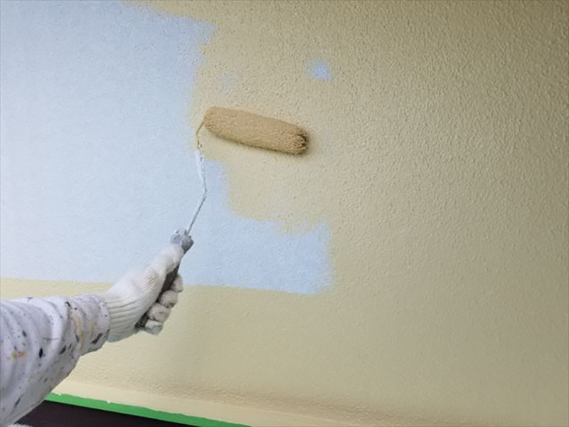 引き続きモルタル外壁の塗装です。下塗りが終わったら中塗りです。