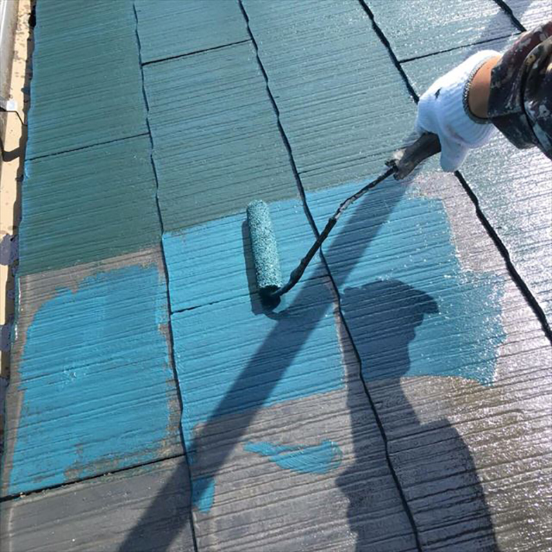 屋根の中塗りになります。  下塗りを二回施工していますので、乾燥に一日置いてから中塗りになります。