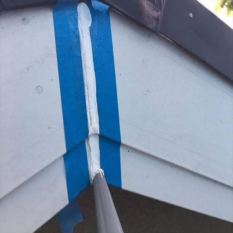 破風板の打ち込みになります。  プライマー塗布後、シーリング打ち込みになります。増し打ちにし細くなったシーリングを補強していきます。