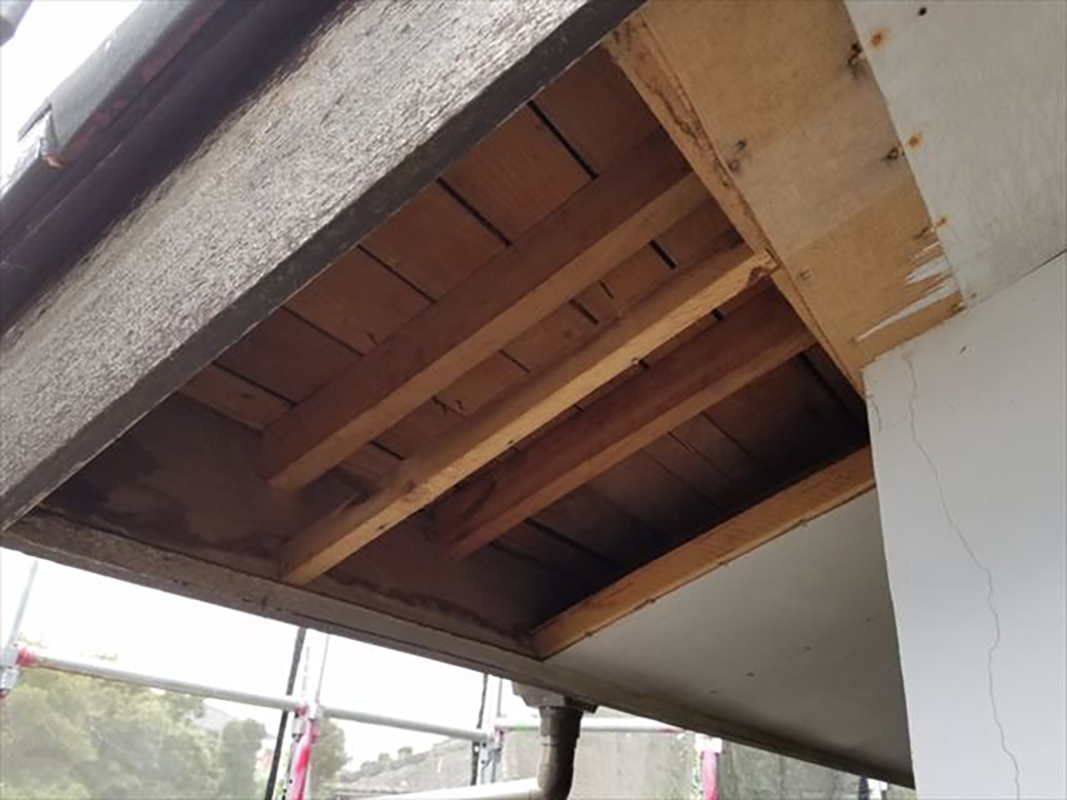 軒天がボロボロに劣化してしまったので張替える事になりました。  軒天は湿気が溜まりやすい箇所になります。  軒天に使われている材質をきちんと確認して補修をおこなってからの塗り替えをおススメ致します！