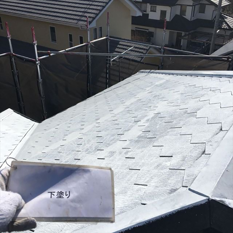 タスペーサーを取り付け下塗りになります。  屋根にはエポキシ系の下塗りを使用し施工いたしました。  屋根は紫外線の影響がありますので、適切な塗布量を守り施工いたしました。
