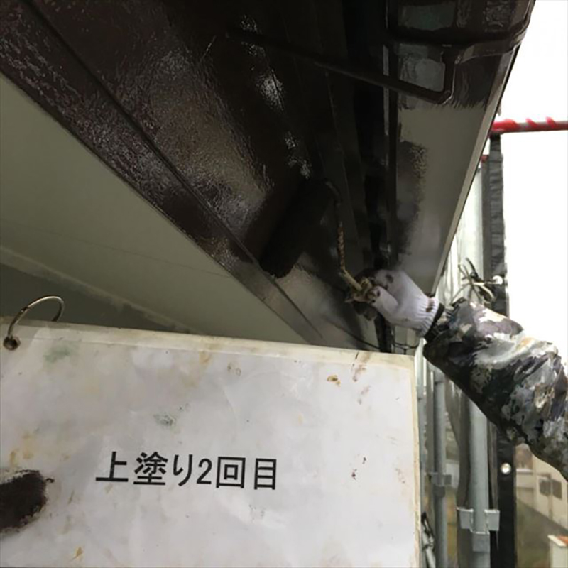 破風板2回目塗装です  破風板は劣化して放置しておくと雨漏りにもなりかねませんので、早めの対処が必要となります。