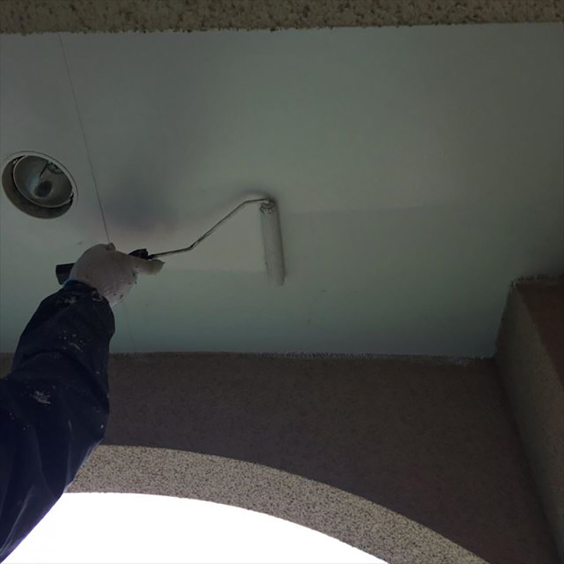 軒天の一回目の塗装を行いました。  軒天には湿気が溜まりやすいので、防カビの塗料を使用し施工していきます。