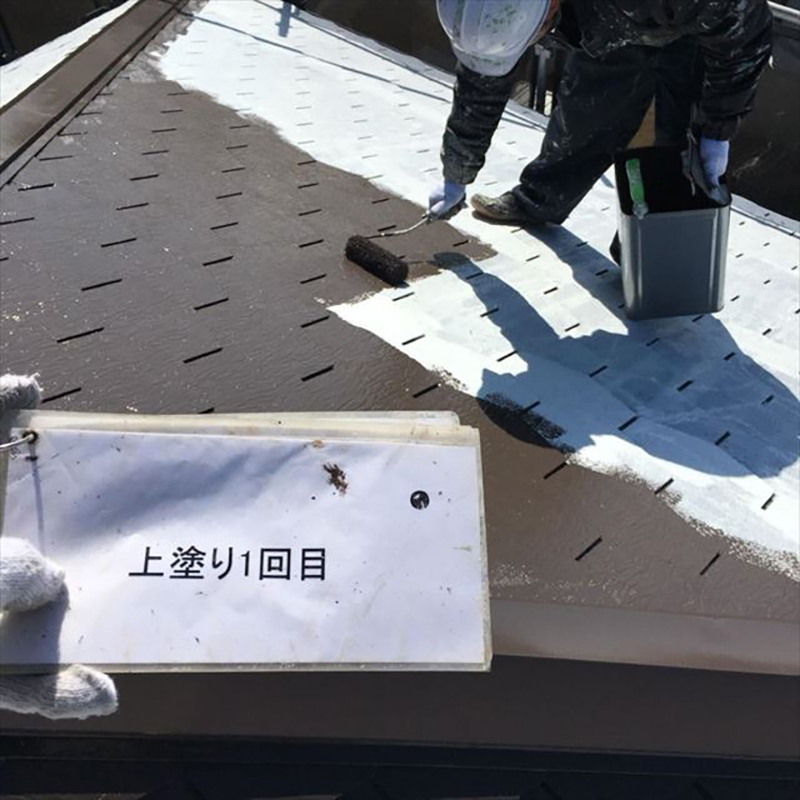 屋根の中塗り作業になります。  塗装作業の注意点としまして、塗布量を守り薄塗りに気を付けて施工いたしました。  ローラーの入らない場所には、ハケ等で塗装を行います。