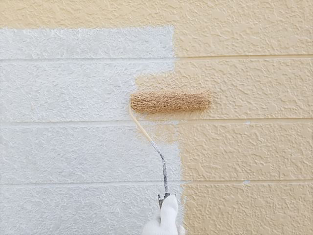 外壁の中塗りになります。  下塗りにフィラーを使用していますので、乾燥に一日置いて中塗り施工を行いました。