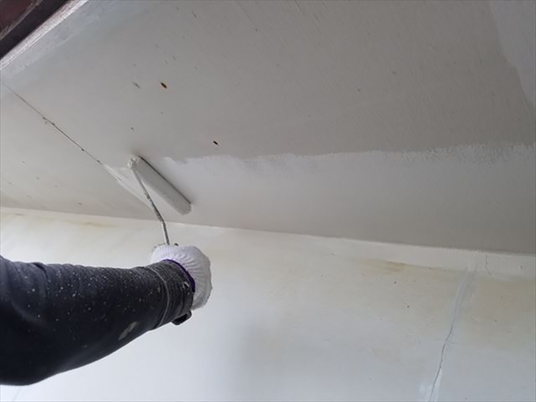 軒天と漆喰の塗り替え１回目です！  軒天と漆喰箇所の塗り替えになります。  湿気が溜まりやすくカビやすい箇所になりますので防カビ剤の入っている塗料で塗り替えを行っていきます。