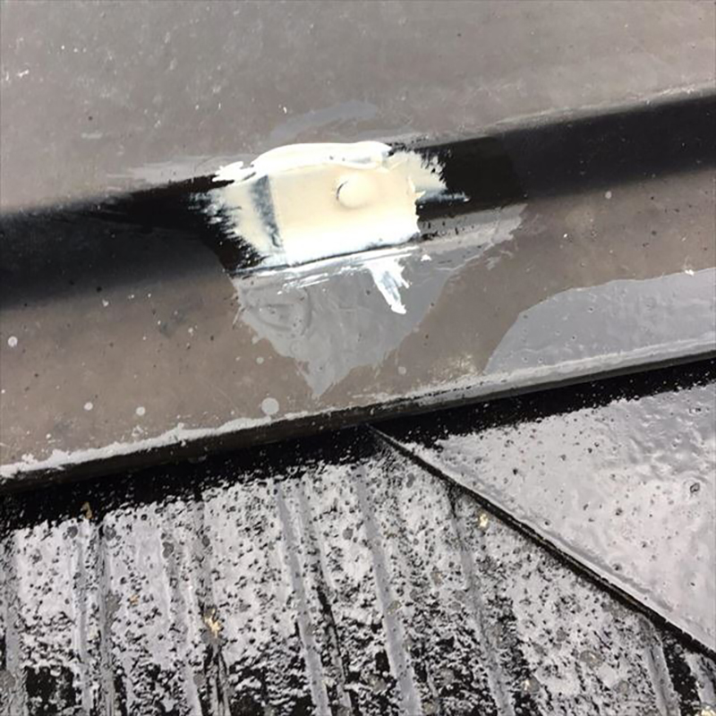 屋根の下処理になります。  金槌で戻した棟板金釘頭を、コーキングで抜けずらくする為押さえていきます。釘が抜けてしまいますと強い風で板金が剥がれてしまう危険がありますので必ず行う工程になります。