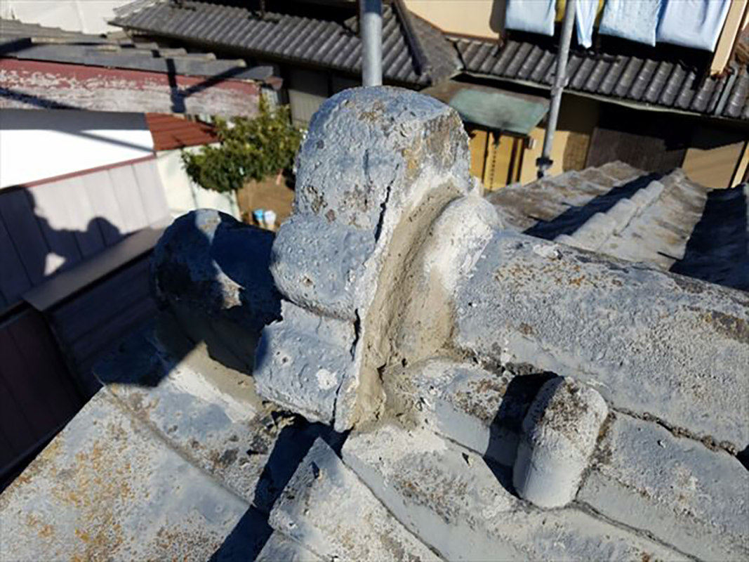 屋根の補修状況になります。  モルタルのプライマー塗布後、モルタルで落ちないように補修していきます。