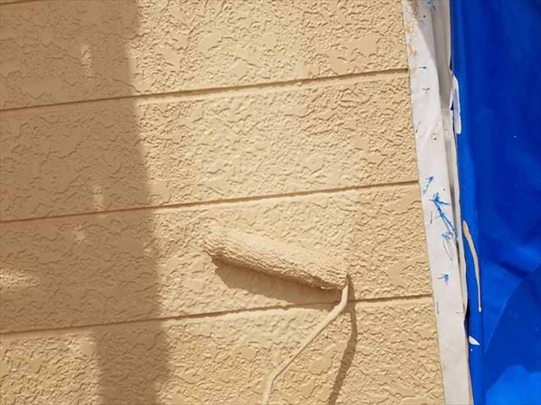外壁の上塗りになります。  ローラーでの施工になりますので、入らない細かな部分はハケで施工ししっかり塗装を行いました。
