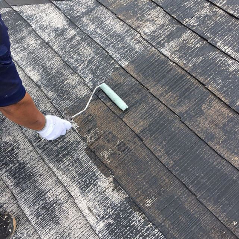 屋根の下塗りになります。  下塗りを塗装の際は、しっかり表面に膜が張る様にしっかり施工させていただきました。薄塗りになりますとトップ材塗装後、早い段階で剥がれてしまったりと危険がありますのでよく塗装をしていきます。