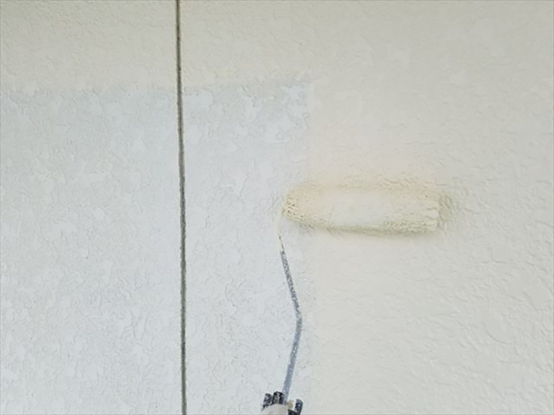 外壁の中塗りになります。  下塗りが十分に乾燥後中塗りを行いました。