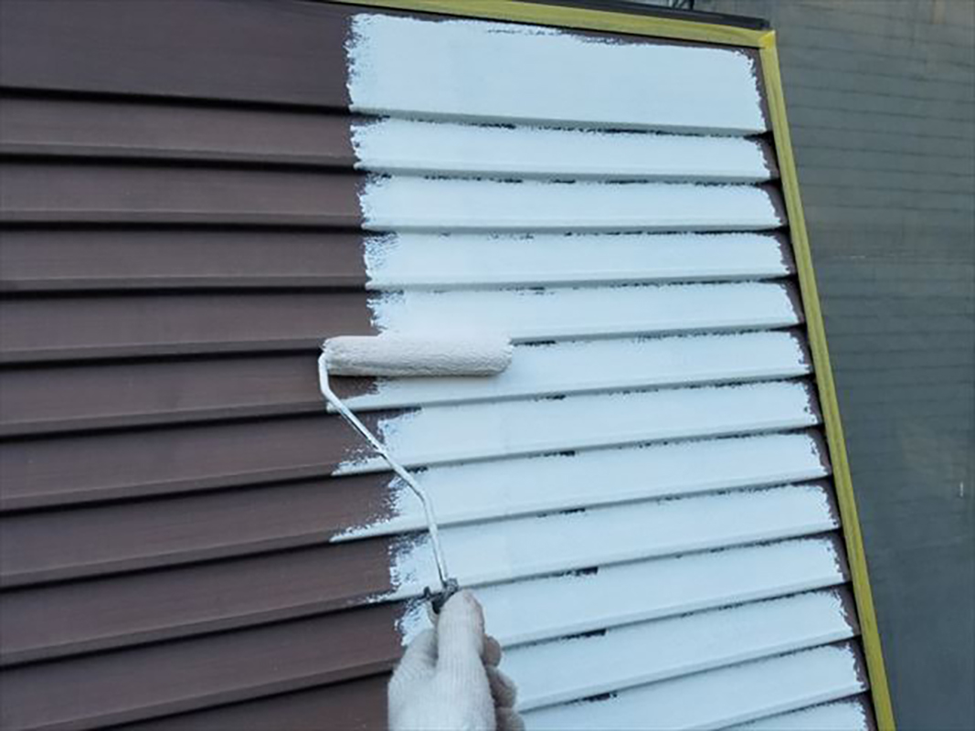 雨戸の下塗りになります。  鉄部の下塗りには、エポキシ系のさび止め使い作業を行いました。