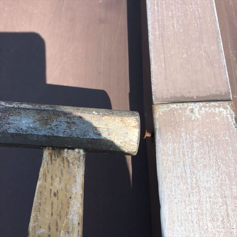 地震や強風などで家が揺れたりするたびに、釘も徐々にズレて出てくることがあります。     塗装する前に打ち直しておきます。