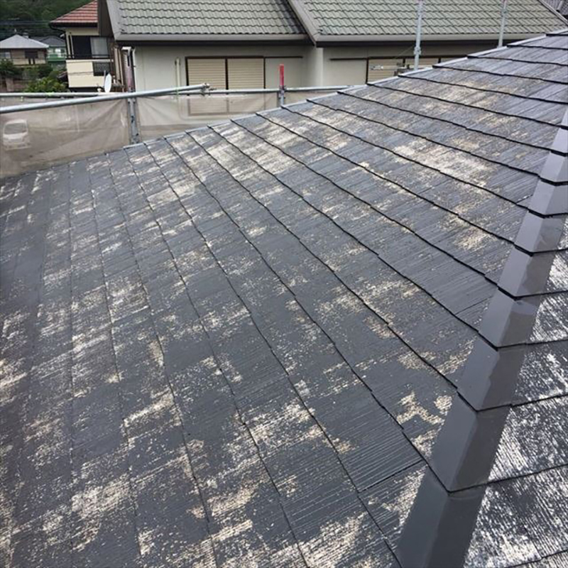 屋根の下塗り完了になります。  たっぷり下塗りを塗ることにより屋根を保護していきます。屋根の下塗りには、浸透性のエポキシ系の下塗りを使用し施工いたしました。