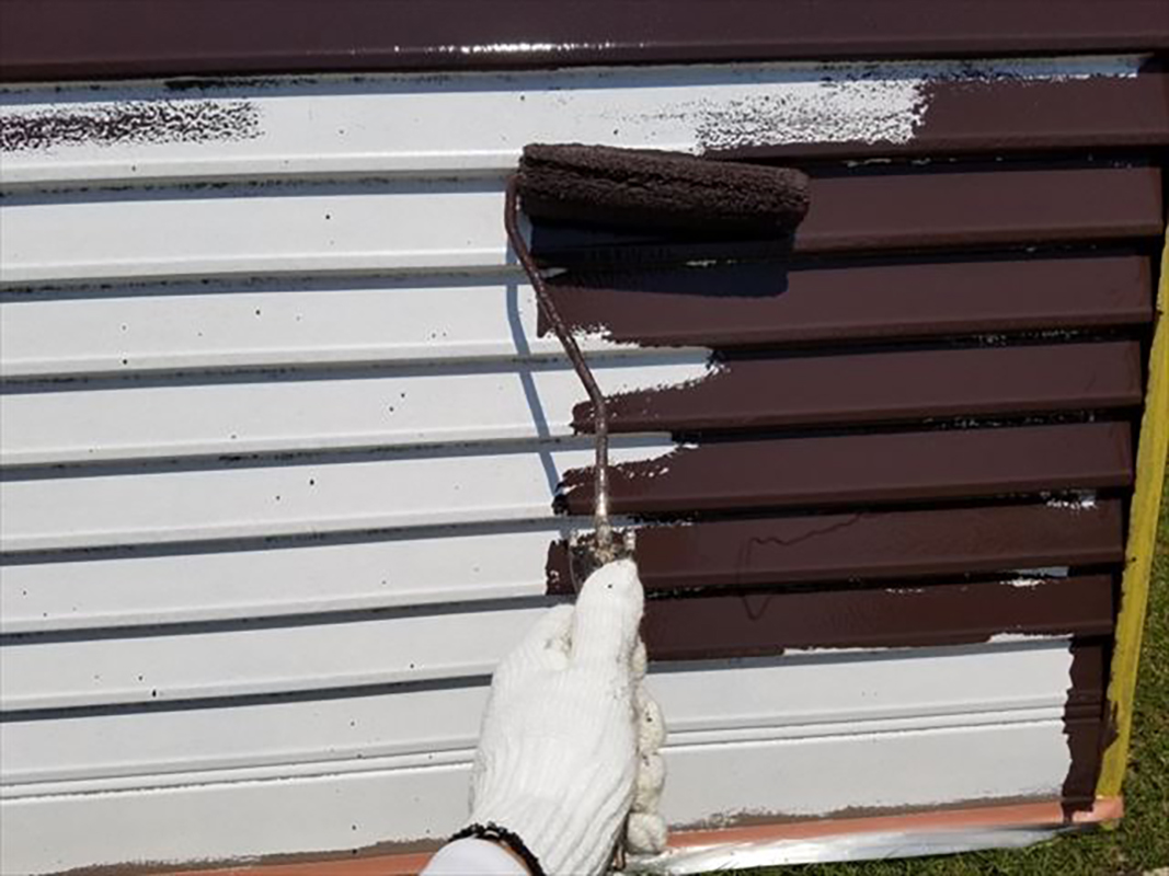 雨戸の一回目の塗装になります。  塗装の際、溶剤を使用していますので、美観の為塗り継ぎ目や塗料の垂れなどを注意し施工いたしました。