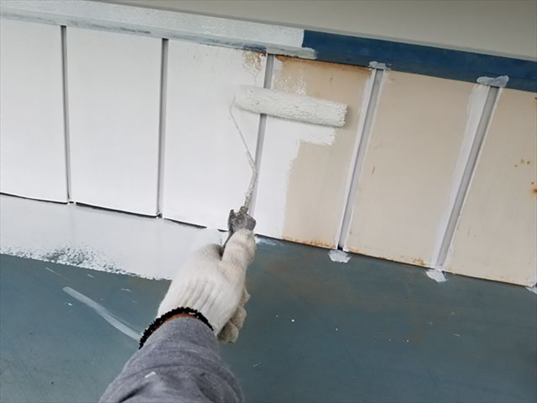 外壁の下塗りです！  鉄板サイディングの下塗りにはサビ止めを使って塗って行きます。  塗る際も塗らなくてはいけない塗布量と乾燥時間を守り塗っていきます。