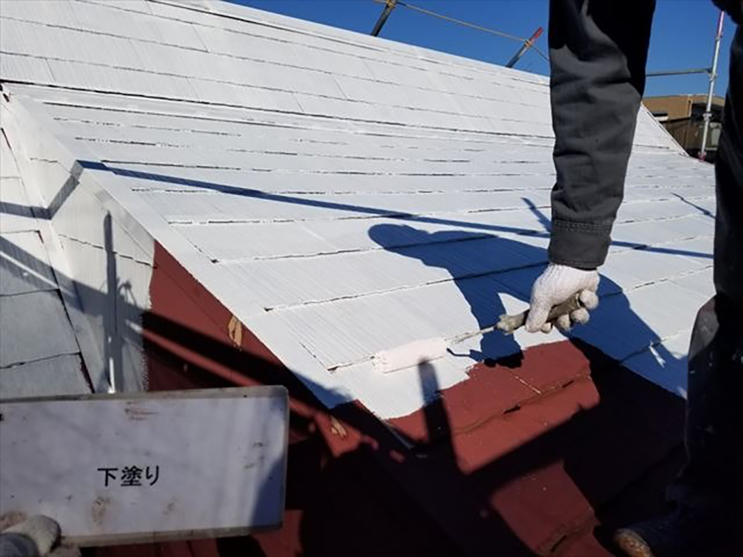 屋根の下塗りになります。  屋根の下塗りには、屋根用の弱溶剤型二液遮熱変性エポキシ系の下塗りを使用し施工いたしました。  下塗りですので塗り残しが無い様施工いたしました。