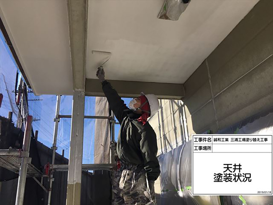 軒天の塗装になります。  下塗りのいらないアクリル系上塗り材を使用しての施工になります。軒天の塗装に適しており防カビの性能もあります。