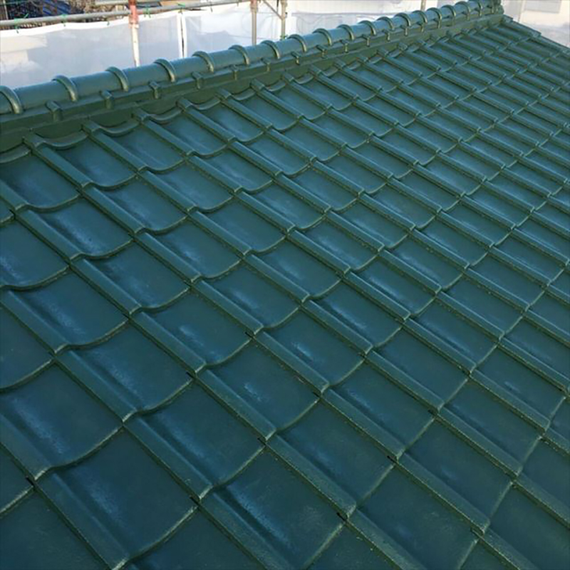 屋根の中塗り完了になります。  塗布量を出し一工程で使う塗料の量を明確に出し、薄塗りを防ぎ適切な塗料の厚みを作っていきます。