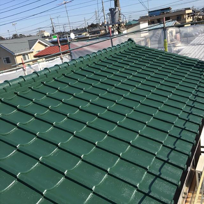 屋根の上塗り完了になります。  塗り残しなく、使用材料の量を守り適切な塗料の厚み作り、塗料の性能が十分に出せる状態を作り完了になります。