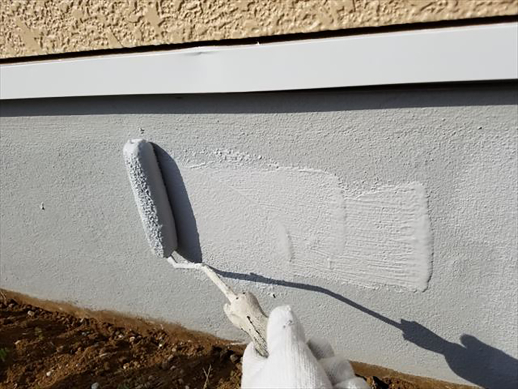 基礎の二回目の塗装になります。  基礎の部分も二回施工する事により、塗料の厚みを作り保護していきます。