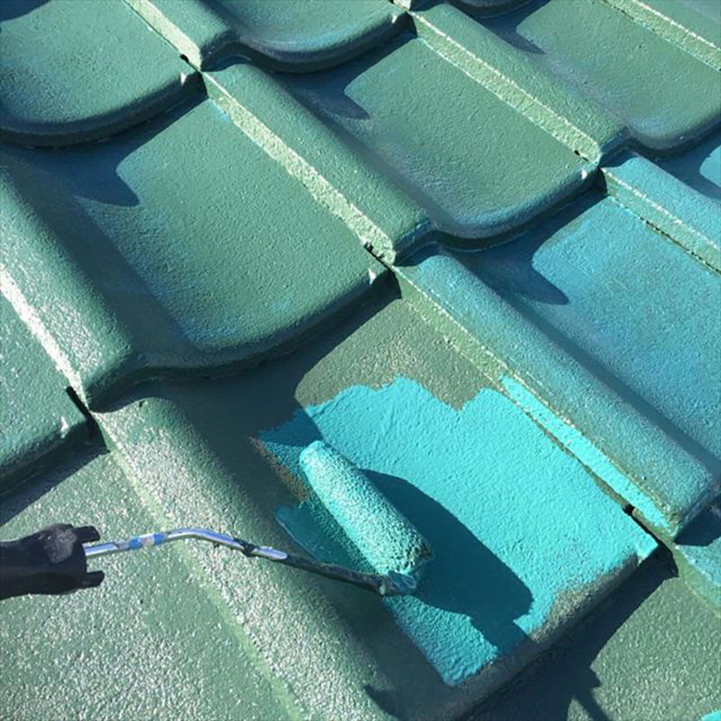 屋根の上塗りになります。  こちらも中塗り同様に、施工を行いました。屋根の塗装に使う塗料は、汚れが付きにくいハイブリットシリコンでの施工になります。