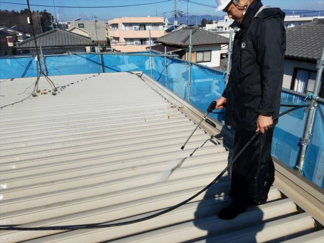 屋根の高圧洗浄の様子です。  長年の汚れを高圧洗浄で洗い流していきます。