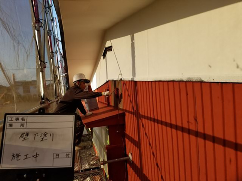 土浦市の金属サイディング外壁塗装、下塗りです。  下塗りでは防サビ効果があり、さらに遮熱効果もある下塗り材「サーモテックメタルプライマー」で塗装をしていきます。