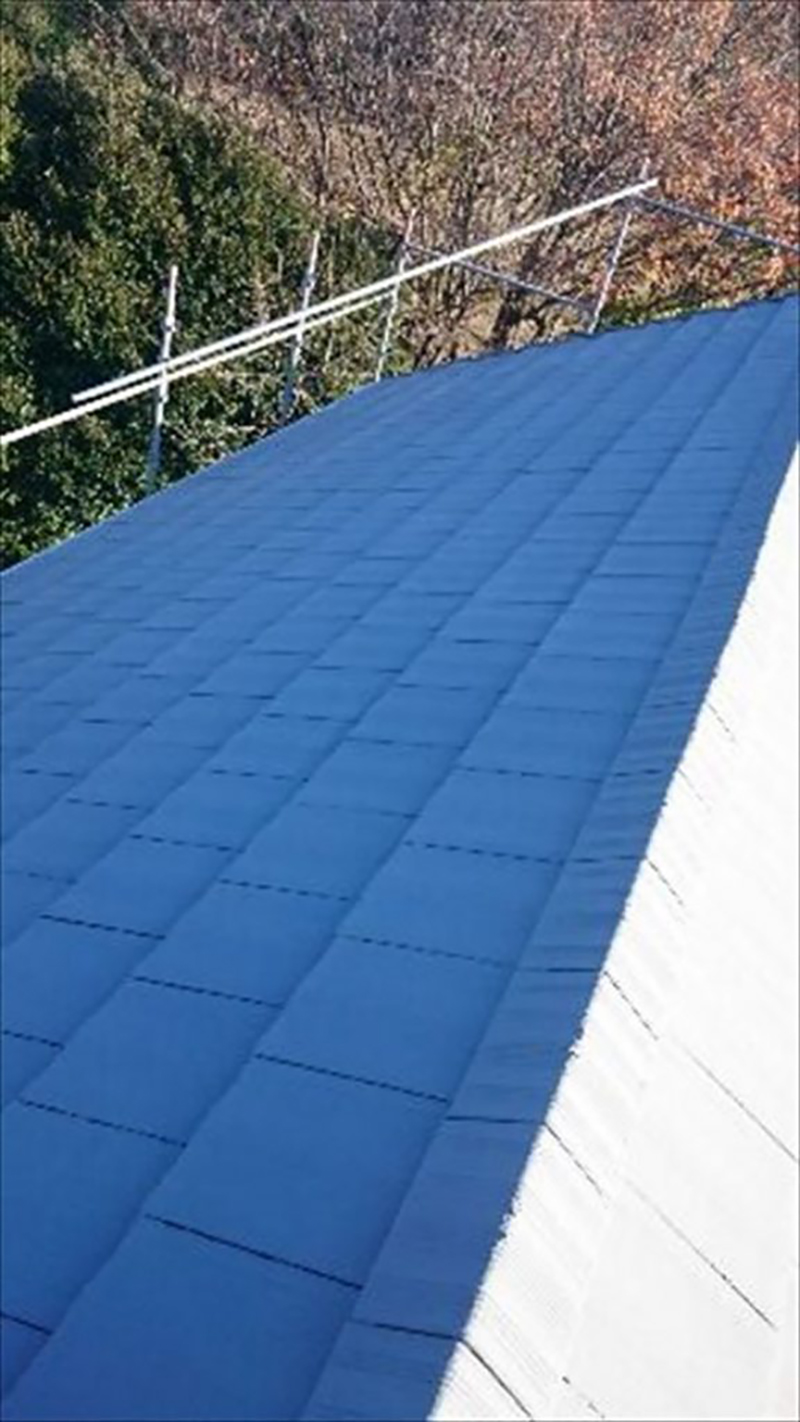 屋根完了です！  綺麗に屋根が仕上がりました。  塗布量を守り塗り替えが行われて雨漏りの予防にもなり安心です！  今回はガイナという断熱効果のある塗料で塗りました。  ガイナはロケットの先端にも使われている塗料を屋根に塗れる用に改良されたとても断熱効果の強い塗料になります！