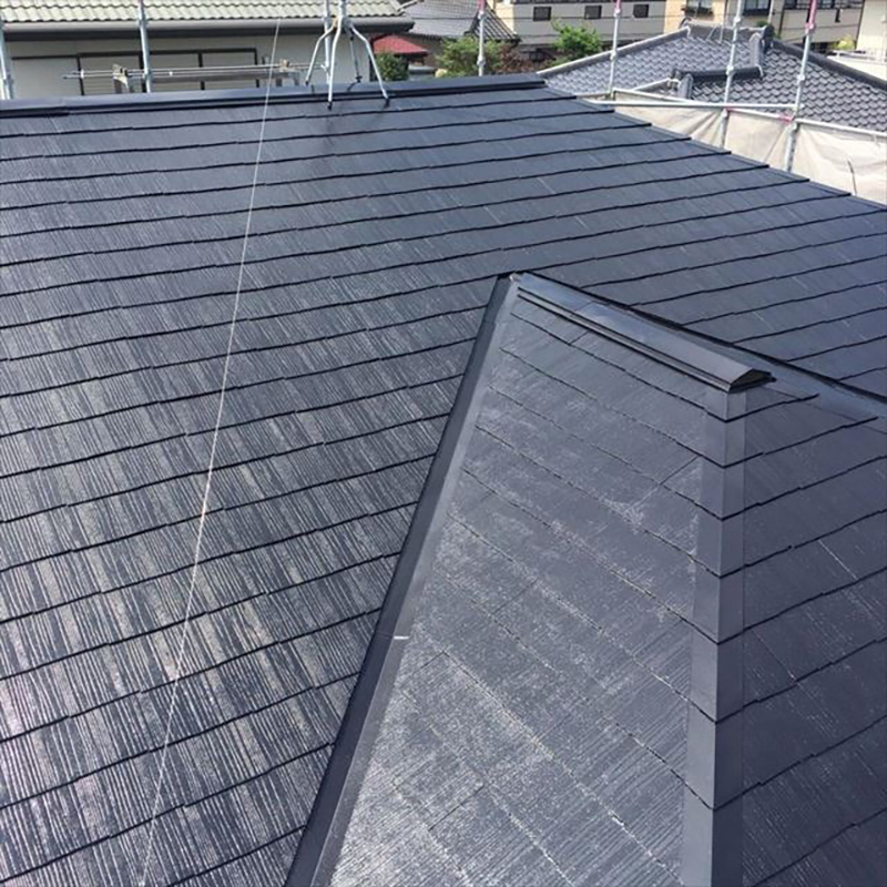 屋根の上塗り完了になります。  屋根は常に太陽の日が当たりその分紫外線の浴びています。ので屋根には遮熱塗料を使用し施工いたしました。  タスペーサーは塗装後もそのまま付けた状態で完了になります。抜いてしまいますと塗料と塗料が、日の熱でくっ付いてしまい埋まってしまいますのでそのままになります。
