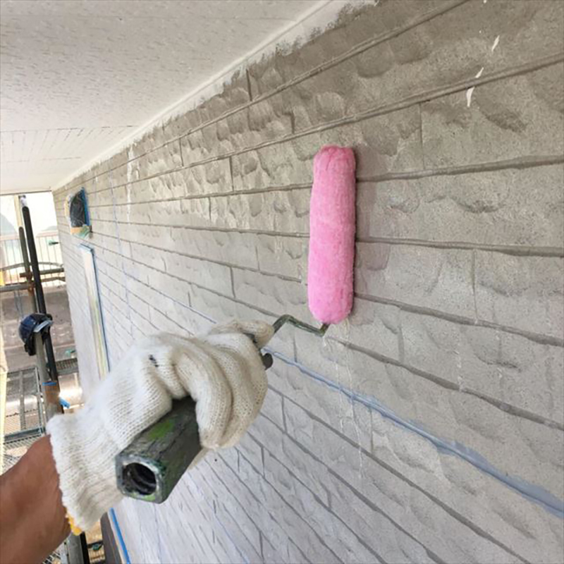 外壁の下塗りの様子です。  今回は、外壁が窯業系のサイディングでしたので、カチオン系のシーラーを使用しました。