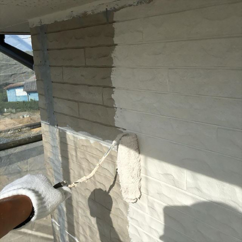 外壁の上塗り1回目の様子です。  外壁も断熱仕様のため、サーモブロックを使用しました。