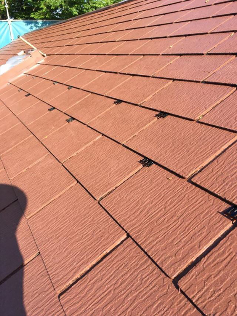 屋根の中塗りとタスペーサー取り付けになります。  塗装は、下塗り→中塗り→上塗りの工程になります。下塗りがしっかり乾燥後中塗りになります。下塗り同様に塗り残しがない様にしっかり塗装を行いました。  中塗り乾燥後タスペーサーの取り付けになります。コロニアル屋根には元々隙間があり雨水などが抜けるようになっています。塗装を行いますと塗料分の厚みが付き隙間埋まってしまいますので、その対策としましてタスペーサーを取り付け隙間を確保していきます。