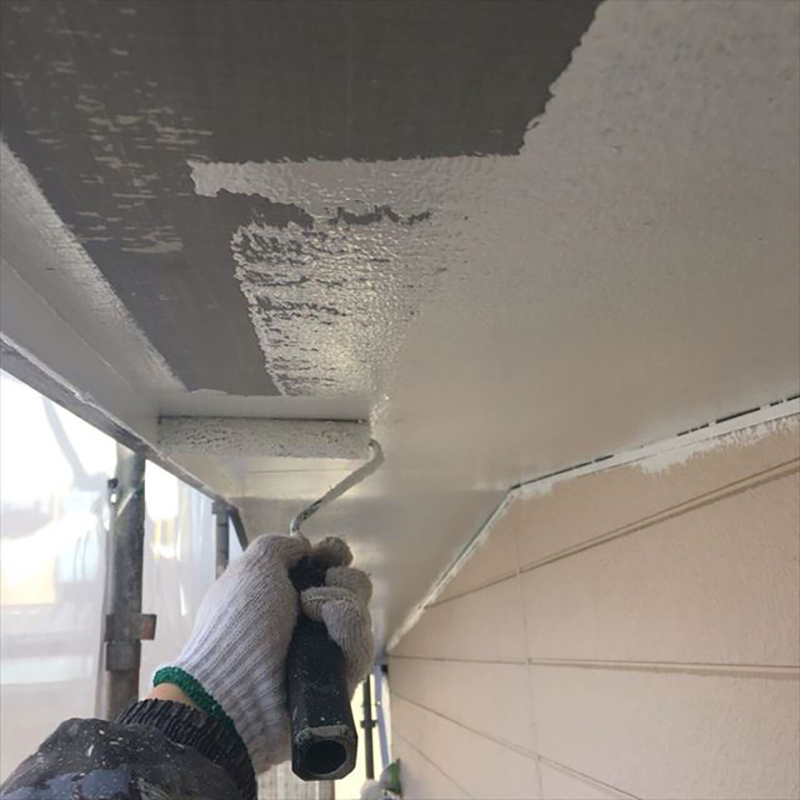 軒天の一回目の塗装になります。  軒天に使用する材料は、軒天塗装に適した下塗りのいらないアクリル樹脂系非水分散形の塗料を使用しています。