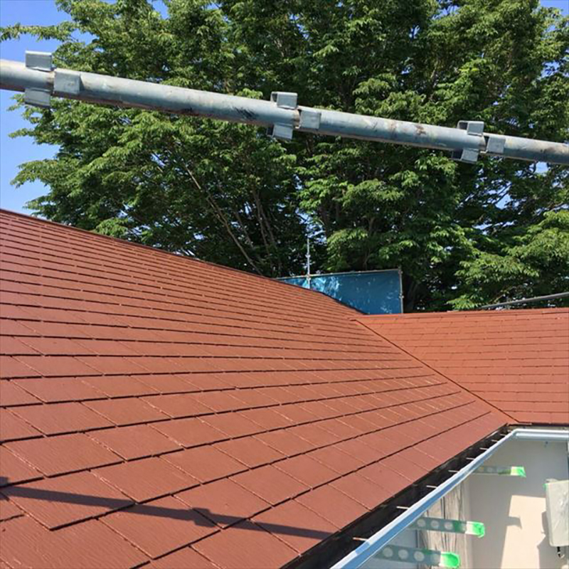 屋根の上塗りになります。  今回屋根にはハイブリットシリコンで施工を行いました。しっかり二回施工し塗料の厚みを作り性能を発揮できる状態にしていき完了になります。
