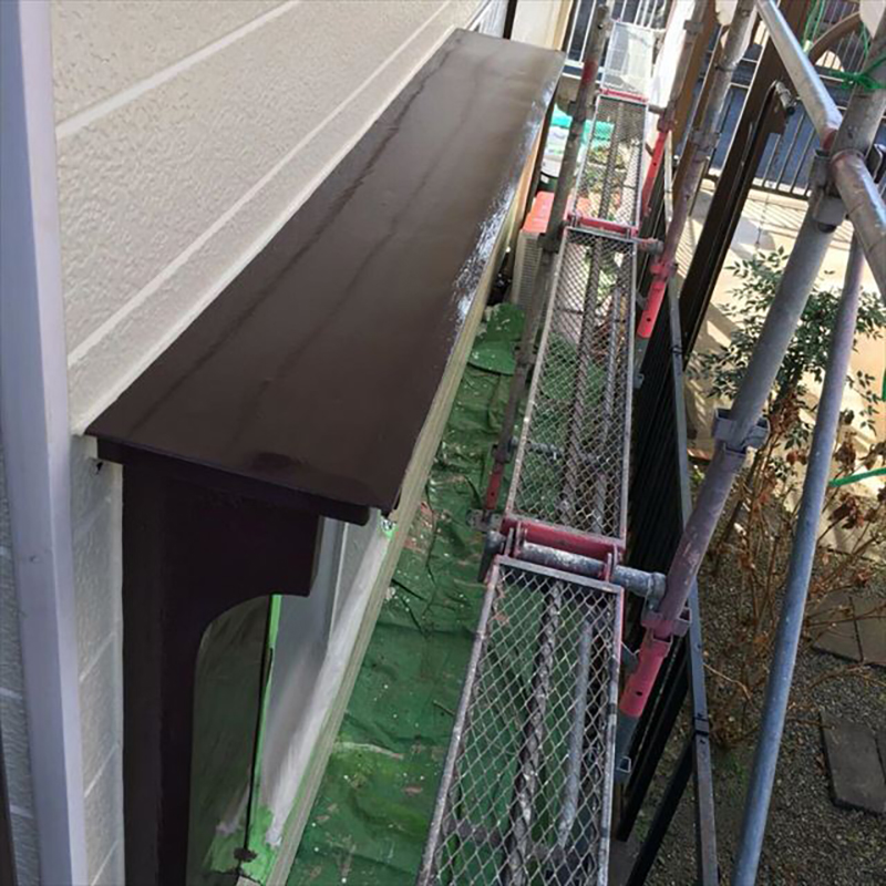 鉄部（出窓屋根）の塗装になります。  こちらは、ハケで施工いたしました。ハケでの塗装時ハケ目を一本に通し見た目にも綺麗に仕上げました。