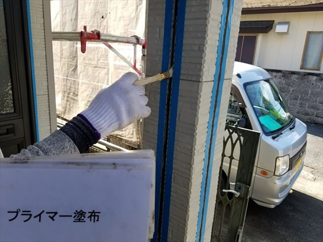 コーキングの打ち込の様子です。 オートンイクシードを使用しました。 高耐久のシーリング材になります。