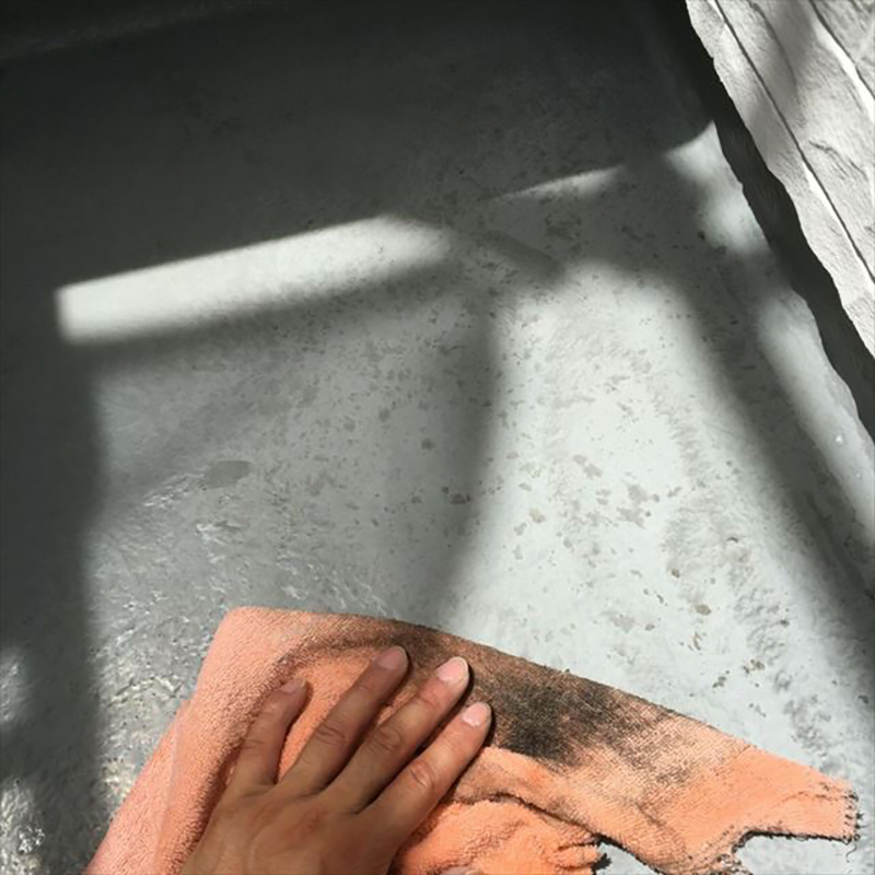 削り取ったロウをアセトンで拭き上げて行きます。  ロウが残っている状態で塗装してしまうと、後々、剥がれてしまうので、この拭き上げが重要となります。