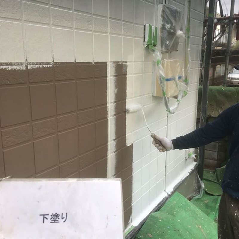 外壁の下塗りの様子です。  今回は、外壁が、直貼り工法で張られていたので、フィーラーを塗り込みました。  直貼り工法の場合は、下塗りの選択が非常に重要となります。