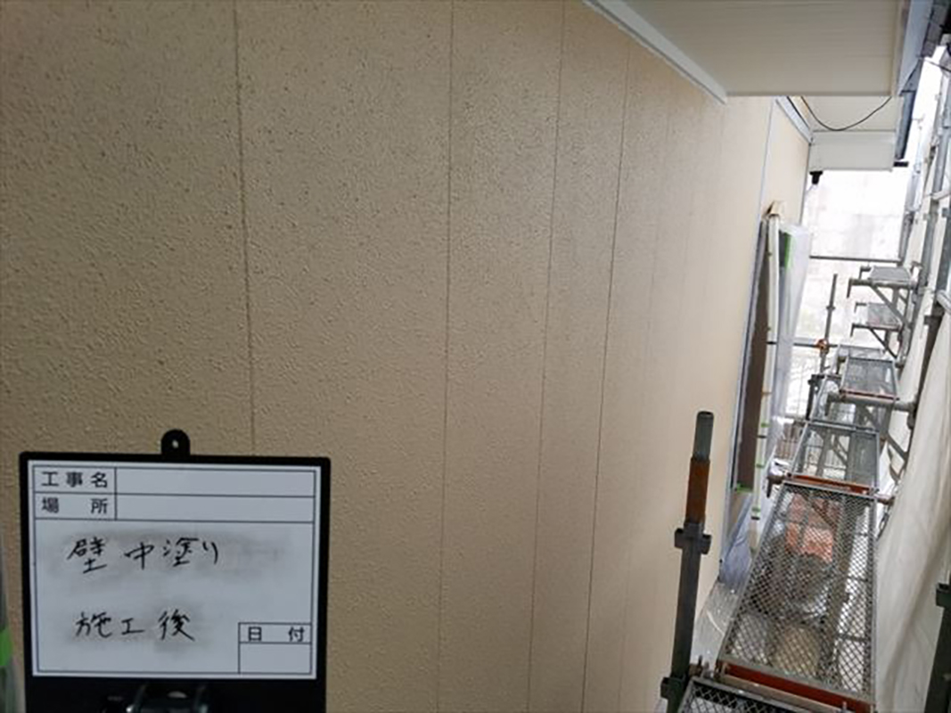 外壁の中塗り作業の完了の様子です。  外壁を塗る際は塗布量を守る事が重要となります。