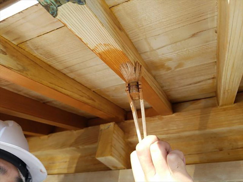 出し桁(だしげた)って近年ではあまり馴染が少なくなってきていますが建物の軒先や腕木などの先に載せて前方に出して作られている桁の事を言うみたいです。神社など日本家屋によく使われています。     この木の部分は木部専用の塗料を塗ります！  今回土浦市のお客様邸では「キシラデコール」という木部保護塗料を塗りました。  あく洗いで木そのものがすのこの様に白っぽい木部になってしまったのでお色を選んで頂き塗って行きました。     キシラデコールには実績の高い防腐・防カビ・防虫効果があります！  ただ色を付けて綺麗にするのではなく材質に合わせ予防効果のある塗料を塗る事をおススメします！
